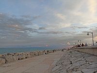 pohľad na kamenné diela pod holým nebom