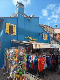 jeden z farebných domčekov v historickom centre Caorly