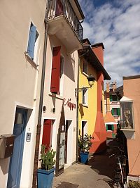 časť uličky s rybárskymi domčekami