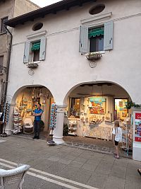 obchodík so suvenírmi