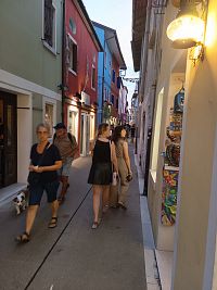 v jednej z úzkych uličiek