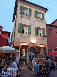 malé večerné posedenie napr. pri vínku