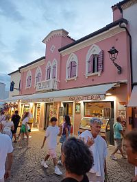 ružový dom s predajňou zmrzliny na prízemí