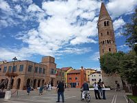 Piazza Vescovado - námestie so zvonicou a občianskym centrom Centro civico
