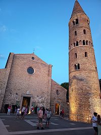 kostol a zvonica na námestí Piazza Vescovado