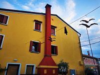 jeden z farebných domkov