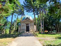 mauzóleum umiestnené medzi stromami