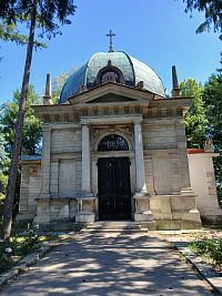 stavba mauzólea je inšpirovaná antickými vzormi