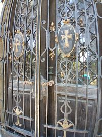 pekné kované mreže pred dverami