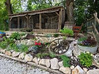 voliera pre vtáky a pekná kvetinou úprava