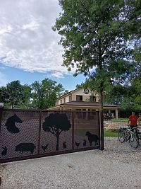 vchod k reštaurácii, veľa ľudí sem prichádzalo na biczkloch