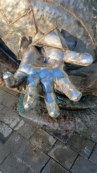 po stlačení gombíka tečie pitná voda