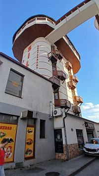 balkóny v hotely bývalého štvorposchodového sila z konca 20-tych rokov 20. storočia