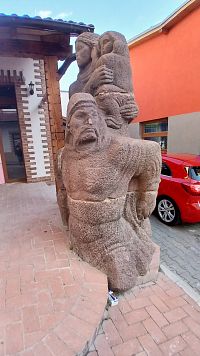 socha pred vchodom do hotela