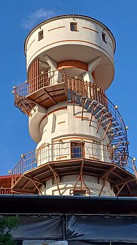 vonkajšie kruhové schodisko do veže nad budovou bývalého mlyna (čo sa tu nachádza neviem)