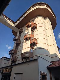 dnešný hotel s vyhliadkovou reštauráciou na jeho vrchole