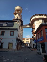 pohľad od trhoviska na bývalé silo a mlyn