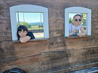 spokojní cestujúci vo vlaku v Košeci