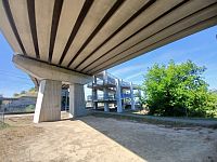 v pozadí nadchod pre peších