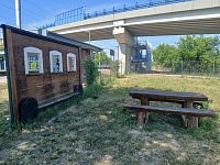 vláčik, stôl s lavicami, nadchod