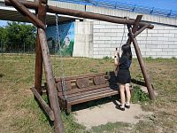 húpačka, vpravo v pozadí veľký obraz s dominantami obce Košeca