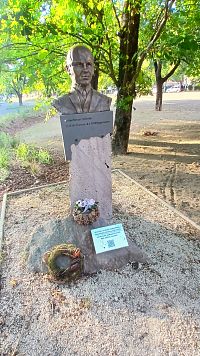 busta rodáka z Levíc