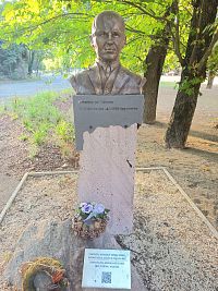 zoológ, africký výskumník, spisovateľ, učiteľ, poľovník - hlása malá tabuľka pod bustou