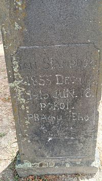 jeden z náhrobných kameňov