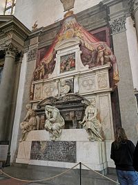 Michelangelo Buonarroti v hornej časti jeho busta a dole sochy Maliarstva, Architektúry a Sochárstva od Vasariho z roku 1570,