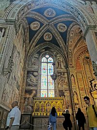 oltár v bočnej lodi