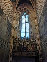 jeden z bočných oltárov