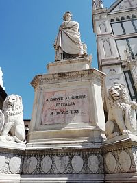 socha Dante Aligieri z roku 1865 od Enrika Pazziho