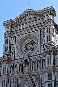 priečelie ako aj celá katedrála je obložená mramorov troch farieb a množstvom sôch