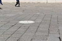 biely bod určuje miesto kde po zasiahnutí bleskom skončila zlatá guľa z kupole