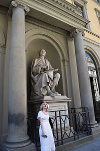 sestra a Filippo hľadia na kupolu