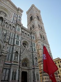 katedrála a neďaleka zvonica