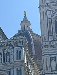 kupola so zlatou guľou a krížom