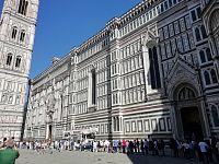 bočná časť katedrály a časť zvonice Giottova kampanila, rada čakajúca na návštevu zvonice