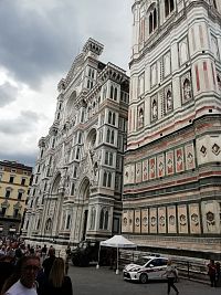 dolná časť zvonice a katedrála Santa Maria del Fiore