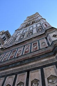 prvé dva pásy z vyobrazením reliefov s biblickými výjavmi umiestnené v kosoštvorcoch a 6stranných obrazcoch