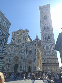 kúsok krstiteľnice Battistero di San Giovanni, katedrála Santa Maria del Fiore a zvonica Campanile di Giotto sa nachádzajú na námestí Piazza del Duomo, ktoré boli vyhlásené za pamiatky Unesco