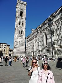 84,7 metrov vysoká veža a popri katedrále zástup ľudí čakajúcich na vstup do zvonice