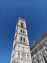 tri vrchné pásy s veľkými gotickými oknami