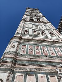 pohľad na vežu zdola nahor