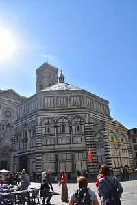 krstiteľnica, v pozadí katedrála a zvonica