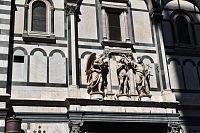 tri postavy nad vchodom