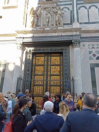 najslávnejšia je východná brána nazývaná aj "Rajská brána" od Lozenza Ghibertiho - 1425-1452, výjavy zo Starého zákona