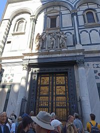 turisti obdivujú krásu východnej brány