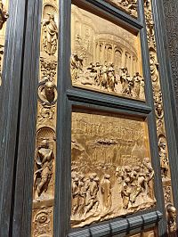 výjavy zo starého zákona a po bokoch významné osobnosti a hlavy umelcov