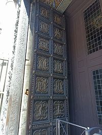 najstaršia južná brána z roku 1330 od architekta Andrey Piasana, zobrazuje výjavy zo života Jána Krstiteľa